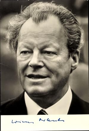 Bild des Verkufers fr Ansichtskarte / Postkarte Willy Brandt, Vorsitzender der SPD, Bundeskanzler, Portrt, Autogramm zum Verkauf von akpool GmbH