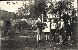 Foto Ansichtskarte / Postkarte Trzebiszewo Trebisch Posen, Kindergruppe, Hund, 1930