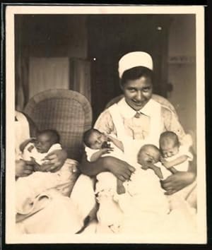 Bild des Verkufers fr Fotografie Rot Kreuz Krankenschwester mit Babies im Arm zum Verkauf von Bartko-Reher