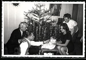 Bild des Verkufers fr Fotografie Weihnachten, Familie mit Baby am Weihnachtsbaum sitzend zum Verkauf von Bartko-Reher