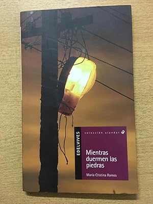 Bild des Verkufers fr Mientras duermen las piedras / while the stones are sleeping (Ala Delta: Serie morada / Hang Gliding: Purple Series) (Spanish Edition) zum Verkauf von SoferBooks