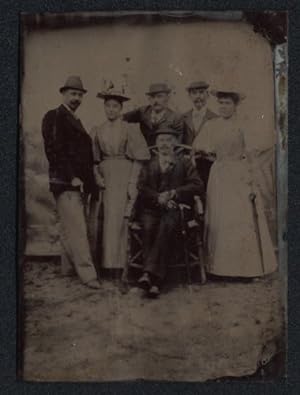 Fotografie Ferrotypie vier Herren mit zwei Damen in hellen Kleidern