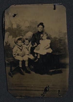 Fotografie Ferrotypie Mutter mit ihren drei Kindern im Atelier, Knaben in Matrosenanzügen
