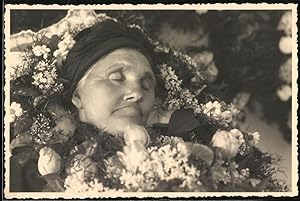 Fotografie Hermann höhn, Bayreuth, Post Mortem, verstorbene Dame zwischen Blumen gebettet für Tra...