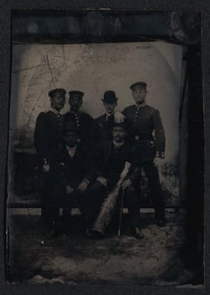 Fotografie Ferrotypie Soldaten in Uniform nebst zwei Herren mit riesiger Sektflasche