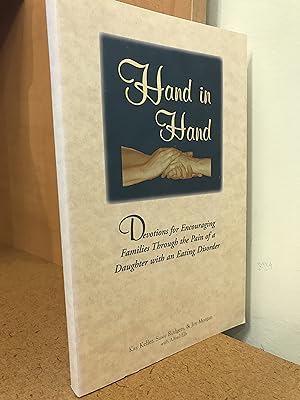Imagen del vendedor de Hand in Hand, devotions for encouraging families through the pain of a daughter with an eating disorder a la venta por Regent College Bookstore