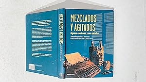Bild des Verkufers fr Mezclados y agitados: Los escritores y sus ccteles zum Verkauf von La Social. Galera y Libros