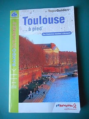 Imagen del vendedor de Toulouse.  pied: Des itinraires insolites  dcouvrir a la venta por Frederic Delbos