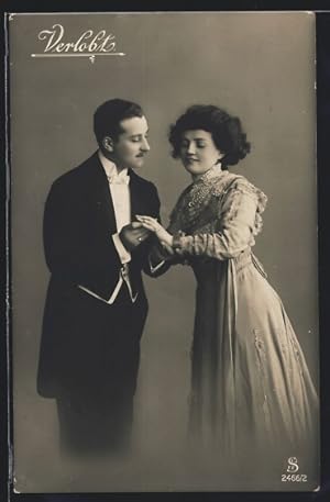 Bild des Verkufers fr Foto-Ansichtskarte L.J., F.F. Nr. 2466 /2: Verlobtes Paar in eleganter Kleidung zum Verkauf von Bartko-Reher