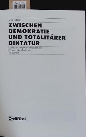 Bild des Verkufers fr Zwischen Demokratie und totalitrer Diktatur. zum Verkauf von Antiquariat Bookfarm