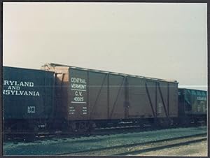 Immagine del venditore per Central Vermont Railroad color photo: Box car #40025 in train venduto da The Jumping Frog