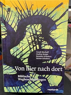 Bild des Verkufers fr Von hier nach dort : biblische Wegbeschreibungen. Ein kaleidoskopisches Buch ber die alte Geschichte vom Weg des Volkes Israel durch die Wste in die Freiheit und den Bezug zu heute. Die Beitrge   Kurzbetrachtungen, Farb-Miniaturen, Gedichte und Strichzeichnungen   sind durch die Zahl 40 gegliedert, denn die Wstenwanderung des Gottesvolkes von der Sklaverei ins gelobte Land dauerte 40 Jahre. Der Weg fhrt von einer Vertrauenskrise zur anderen. Das Volk hat Angst, es werde umkommen, weil ihm das Ntigste zum Leben fehlt. Es hat Angst vor den Feinden, die es immer wieder bedrohen. Und es hlt es nicht aus, dass Gott sich nicht fassen lsst, dass niemand ber den Ewigen verfgen kann, weil Gott Seinem Namen treu ist: Ich bin, der ich bin. zum Verkauf von bookmarathon