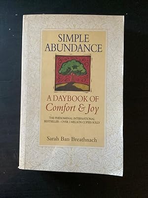 Bild des Verkufers fr Simple Abundance: the uplifting and inspirational day by day guide to embracing simplicity from New York Times bestselling author Sarah Ban Breathnach zum Verkauf von Lazycat Books
