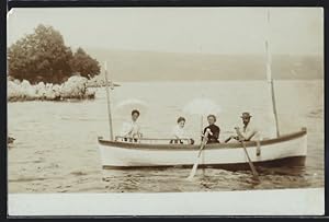 Foto-Ansichtskarte Damen und Herr rudern auf einem See
