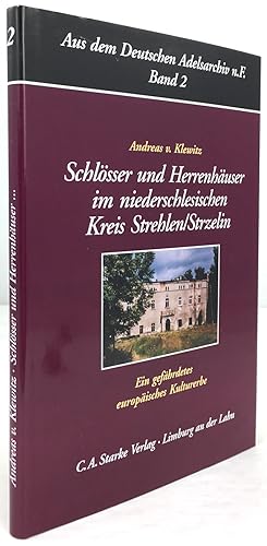 Imagen del vendedor de Schlsser und Herrenhuser im niederschlesischen Kreis Strehlen / Strzelin. Ein gefhrdetes europisches Kulturerbe. a la venta por Antiquariat Heiner Henke