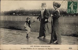 Ansichtskarte / Postkarte Les Modes Nouvelles, Rock Pants, Frauen in Hosenkleidern auf der Rennba...
