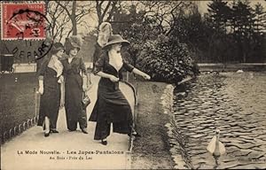 Ansichtskarte / Postkarte Paris, Neue Mode, Rock-Hosen, im Wald, in der Nähe des Sees