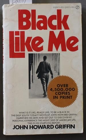 Image du vendeur pour BLACK LIKE ME (Signet # Q4871 )- white novelist, darkened his skin to find out what it is really like to be a Negro in the Deep South mis en vente par Comic World