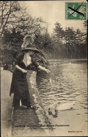Ansichtskarte / Postkarte Frau im Hosenanzug füttert einen Schwan