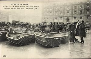 Bild des Verkufers fr Ansichtskarte / Postkarte Paris, Die groe Seine-Flut Januar 1910, Matrosen rsten die Canots Berthon vor der Kaserne aus zum Verkauf von akpool GmbH