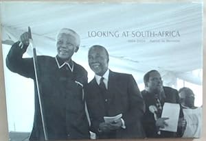 Imagen del vendedor de Looking at South Africa 1994-2004 a la venta por Chapter 1