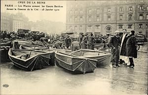 Bild des Verkufers fr Ansichtskarte / Postkarte Paris, Die groe Seine-Flut Januar 1910, Matrosen rsten die Canots Berthon vor der Kaserne aus zum Verkauf von akpool GmbH