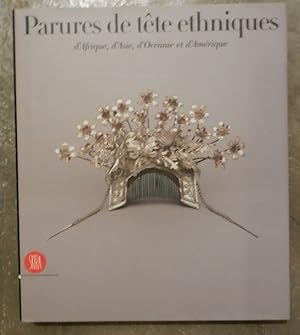 Image du vendeur pour Parures de tte ethniques d'Afrique, d'Asie, d'Ocanie et d'Amrique de la collection Ghysels. mis en vente par Librairie les mains dans les poches