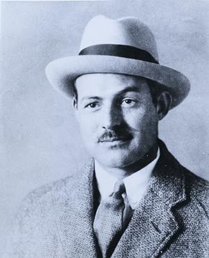Bild des Verkufers fr Over 100 Press Photographs that Helped Define Hemingway's Public Image zum Verkauf von Manhattan Rare Book Company, ABAA, ILAB