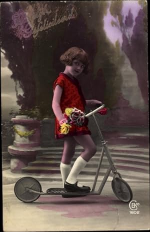 Ansichtskarte / Postkarte Glückwunsch Geburtstag, Mädchen mit Blumenstrauß auf einem Roller