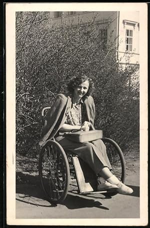 Fotografie junge Frau im Rollstuhl sitzend