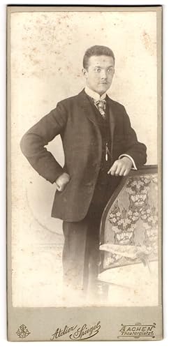 Bild des Verkufers fr Fotografie Atelier Spiegel, Aachen, Theaterplatz 1, Junger Mann in dunklem Anzug und gemusteter Krawatte zum Verkauf von Bartko-Reher