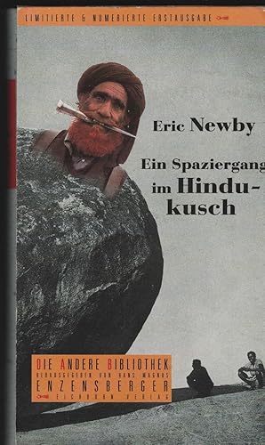 Bild des Verkufers fr Ein Spaziergang im Hindukusch. Aus dem Englischen von Matthias Fienbork. (= Die Andere Bibliothek Band 206). zum Verkauf von Antiquariat Dirk Borutta