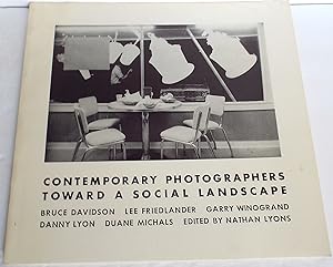 Imagen del vendedor de Contemporary Photographers: Toward a Social Landscape a la venta por The Wild Muse