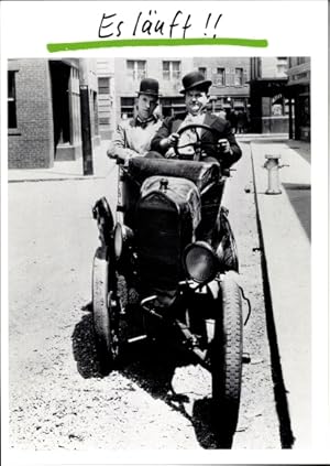 Imagen del vendedor de Ansichtskarte / Postkarte Schauspieler Stan Laurel, Schauspieler Oliver Hardy, Film Dick und Doof, Auto a la venta por akpool GmbH