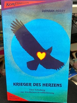 Image du vendeur pour Krieger des Herzens : eine Schulung zur friedlichen Konfliktlsung. Es entwickelt sich gerade eine neue Art Mensch - Frauen und Mnner, die das Wesen des friedlichen Kriegers in ihre Beziehungen, in ihre Arbeit, in jeden Aspekt ihres Lebens tragen. Ihr Leben wird besser funktionieren und setzt Krfte frei, diese Welt positiv zu verndern. Es ist an der Zeit, diese Fhigkeiten zu erlernen und das Bewutsein zu entwickeln, dass Sie jemand sind, der positive Vernderungen bewirken kann. Je mehr es von uns gibt, desto schneller wird die Verwandlung der Welt gehen. Dieses Buch handelt davon, genau dies zu lernen! KRIEGER DES HERZENS wird Ihnen helfen, Wo immer Sie Ihre Kommunikation verbessern und Ihre ngste und Konflikte verrringern wollen. mit Ihrem Partner mit Ihrer Familie mit Ihren Arbeitskollegen mit allen sonstigen Gruppen Und weil Sie mit allen in enger Verbundenheit stehen, wird die Verringerung der Konflikte in Ihrem eigenen Leben die Spannung auf unserem Planeten verringern. mis en vente par bookmarathon