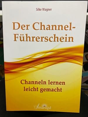 Bild des Verkufers fr Der Channel-Fhrerschein : Channeln lernen leicht gemacht. Channeln kann jeder! Mit praktischen bungen sowie Tipps und Tricks aus dem Nhkstchen. 1000-mal meditiert, 1000-mal ist nichts passiert? Jeder ist frher oder spter an dem Punkt, an dem er sich seiner eigenen Medialitt bewusst wird. Aber wie trainiert man diese? Was tun, wenn einen die Meditation nicht weiterbringt? Die Autorin verrt hier praktische bungen, die sie mit ihren zahlreichen Schlern in etlichen Seminaren erprobt hat, und gibt dazu Tipps und Tricks fr eine einfache Anwendung. Dieses Buch hebt sich wohltuend von anderen Channel-Bchern ab, da kein Geheimnis mehr um die Praxis gemacht wird. Jeder, der schon auf der Suche nach bungen zu diesem Thema war, wei, wie wenig man tatschlich darber findet. Nicht nur interessant fr Anfnger, sondern auch fr bungsgruppen und Seminarleiter. zum Verkauf von bookmarathon