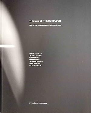 Imagen del vendedor de The Eye of the Beholder - Seven Contemporary Swiss Photograpers /Im Auge des Betrachters - Sieben zeitgenssische Schweizer Photographen /Regards - Sept Photographes Suisses contemporains. Simone Kappeler, Jaques Berthet, Hans Danuser, Bernard Voita, Thomas Flechtner, Annelis Strba, Micaela Garzoni. Published on the occation of the exhibiton "The Eye of the Beholder" presented at the Swiss Institute, New York, from February 15 to March 23, 1996. Herausgeber Swiss Federal Office Of Culture. Engl. Dt. Frz. a la venta por Logo Books Buch-Antiquariat