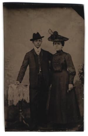 Fotografie Ferrotypie junges Paar in zeitgenössischer Kleidung mit Hüten