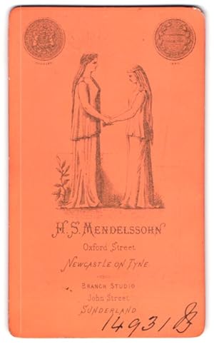 Image du vendeur pour Photo H. S. Mendelssohn, Newcastle on Tyne, eine Heilige greift die Arme einer junge Frau mis en vente par Bartko-Reher