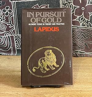 Bild des Verkufers fr In Pursuit of Gold: Alchemy Today in Theory and Practice - Lapidus; Stephen Skinner zum Verkauf von Big Star Books