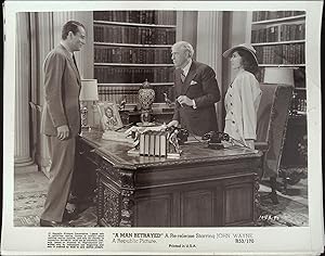 Bild des Verkufers fr A Man Betrayed 8 X 10 Still 1941 John Wayne, Frances Dee, Edward Ellis! zum Verkauf von AcornBooksNH