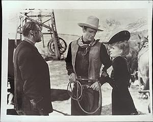 Immagine del venditore per In Old Oklahoma 8 x 10 Still 1943 John Wayne, Martha Scott, Albert Dekker! venduto da AcornBooksNH