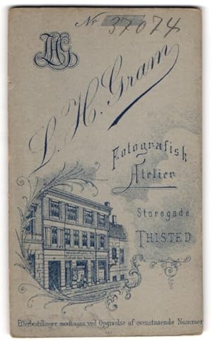 Fotografie L. H. Gram, Thisted, Storegade, Ansicht Thisted, Monogramm des Fotografen über Front d...