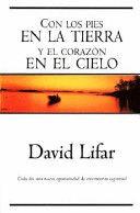 Seller image for CON LOS PIES EN LA TIERRA Y EL CORAZÓN EN EL CIELO (TAPA DURA) for sale by Libro Inmortal - Libros&Co. Librería Low Cost