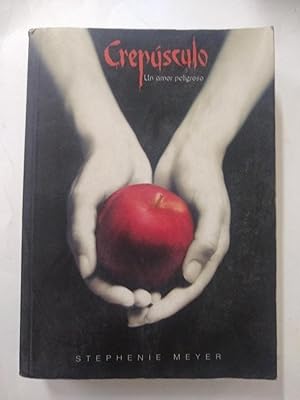 Seller image for Crepusculo: Un Amor Peligroso (Twilight Saga) (Spanish Edition) for sale by SoferBooks