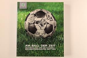 Bild des Verkufers fr AM BALL DER ZEIT. Deutschland und die Fuball-Weltmeisterschaften seit 1954 ; anlsslich der Ausstellung Am Ball der Zeit. Deutschland und die Fuball-Weltmeisterschaften seit 1954 im Historischen Museum der Pfalz Speyer, vom 31. Mai bis 17. Oktober 2004, einem gemeinsamen Projekt des Deutschen Fuball-Bundes und des Historischen Museums der Pfalz zum Verkauf von INFINIBU KG