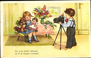 Ansichtskarte / Postkarte Fotograf, Fotografiertes Mädchen, Puppe, Hund, Fotoapparat, Blumen