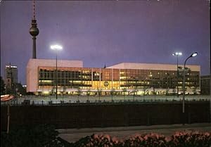 Ansichtskarte / Postkarte Berlin Mitte, Palast der Republik, Außenansicht, Fernsehturm, Nachtansicht