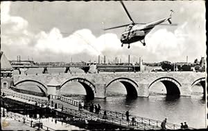 Ansichtskarte / Postkarte Maastricht Limburg Niederlande, Hubschrauber über der Servaas-Brücke