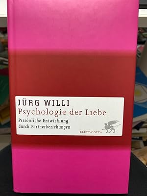 Image du vendeur pour Psychologie der Liebe : persnliche Entwicklungen durch Partnerbeziehungen. Man darf heute wieder zugeben, da man einen anderen Menschen braucht und da man gebraucht werden will. Es gibt eine neue Sehnsucht nach Bindung, nach Nhe und Zrtlichkeit, nach stabiler Zweisamkeit. Alleinsein wird nur als bergangsform akzeptiert, nicht aber als Lebensform. Ehe und Familie gelten wieder als ein Hort der Geborgenheit; dauerhafte Zweisamkeit als ein begehrtes Luxusgut. Der Mensch hat erkannt, da er den anderen, den Liebespartner bentigt, denn die Liebesbeziehung ist fr seine eigene persnliche Entwicklung und die Entfaltung seines Potentials von hoher und unersetzbarer Bedeutung. Eine Liebesbeziehung ist dabei niemals nur harmonisch und selbstlos, sondern immer eigenntzig und spannungsgeladen. Die Liebespartner reiben sich aneinander, sind ihre kompetentesten Kritiker und unerbittlichsten Herausforderer, weil jeder von der Entfaltung und Weiterentwicklung des anderen direkt betroffen ist. mis en vente par bookmarathon